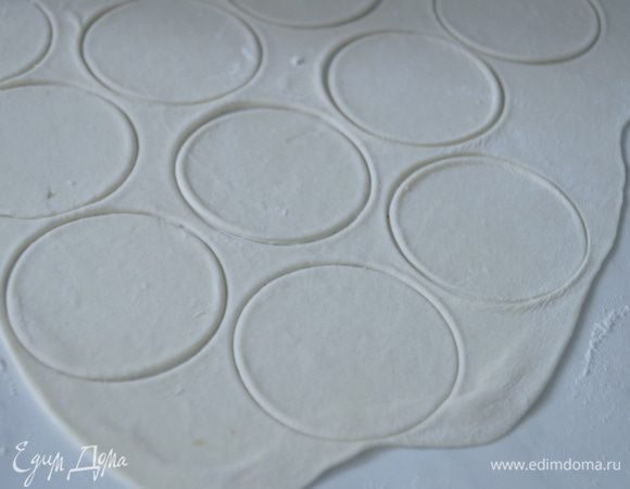 Готовое тесто разделить на 3 части, каждую раскатать в тонкий пласт и вырезать выемкой кружочки нужного диаметра. 