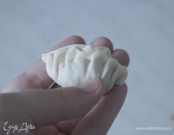 На каждый кружочек выложить понемногу фарша и защипать края, формируя складочки.