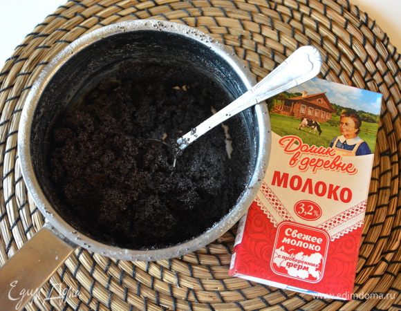 Добавить к маку молоко «Домик в деревне», сливочное масло, сахар, перемешать. Поставить на огонь и выпарить жидкость. Следите, чтобы молоко не убежало во время варки. Пока вы будете жарить блины, начинка будет готова.