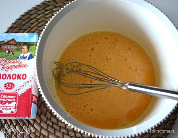 Яйца с сахаром слегка взбить.