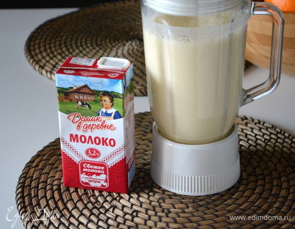 Добавить молоко «Домик в деревне», растительное масло, просеянную муку с солью, ванилин. Взбить все в блендере или перемешать и процедить через сито, чтобы не было комочков.
