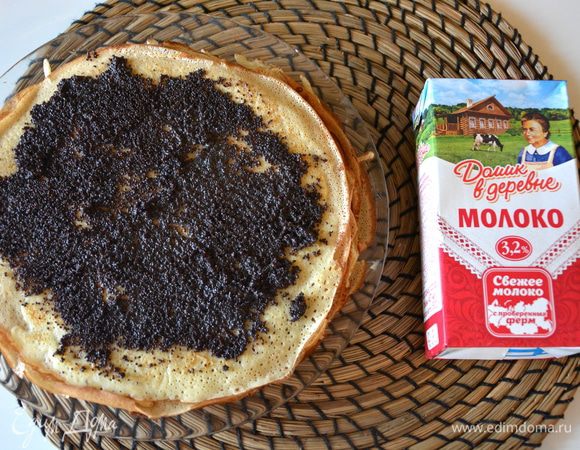 Намазать маковой начинкой блин (примерно 1 ст. л. начинки на 1 блин).