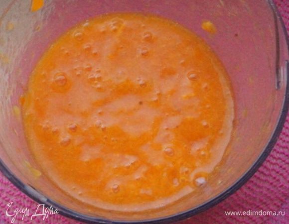Спелую хурму почистить и измельчить в пюре. Получилось 300 мл готового пюре.