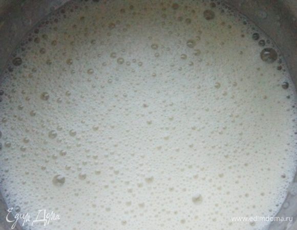 Яйца взбить с сахаром и солью до побеления.