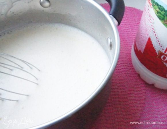 Влить молоко отборное «Домик в деревне», размешать. 