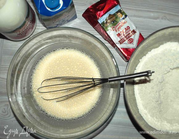 Яйцо разделяем на желток и белок. Желток взбиваем со сливками и молоком «Домик в деревни», сахаром, солью пока не образуется воздушная пена. Муку просеиваем, добавляем соду.