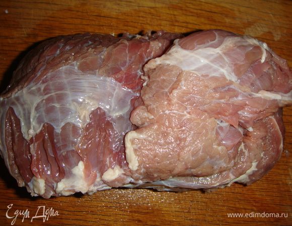 Мясо промыть, обсушить бумажным полотенцем. Срезать пленочку.