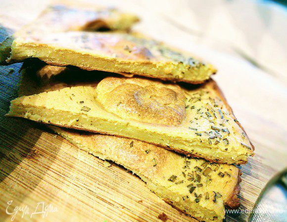 Точно также поступаем со второй половиной теста. Как только края зазолотятся, отправляем сковородку в духовку. Через 20 мин лепешка готова к управлению. 