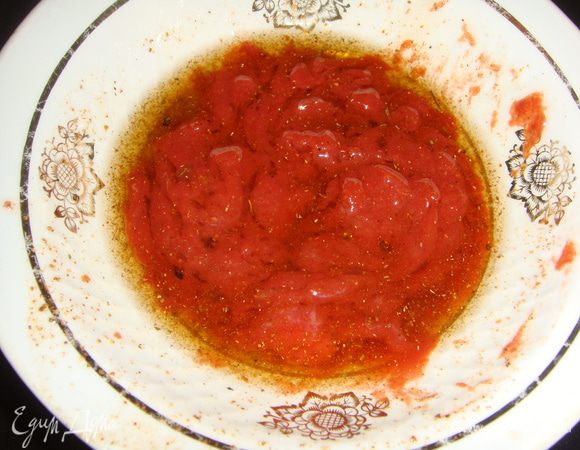 Для томатного маринада смешать в чашке томатную пасту, оливковое масло, приправу для мяса, хмели-сунели, красный перец. 