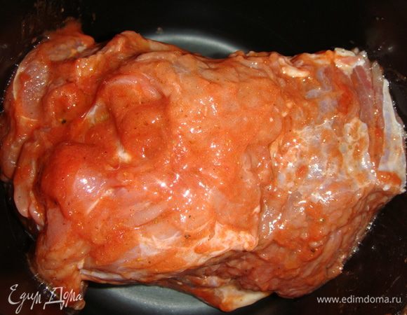 Обмазать маринадом говядину, положить в кастрюльку, накрыть крышкой и убрать на ночь в холодильник.