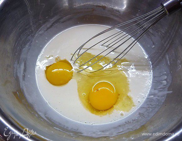 Затем вбиваем 1 яйцо и 1 желток. Все хорошо перемешиваем, при необходимости добавляем немного молока. Тесто должно иметь жидкую консистенцию.