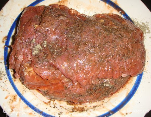 Достаем мясо из холодильника, натираем солью и черным перцем.