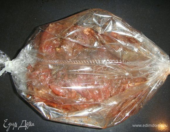 Мясо переложить в рукав для запекания, вылить к нему оставшийся маринад. Запекать в разогретой до 180°С 1 час 45 минут.
