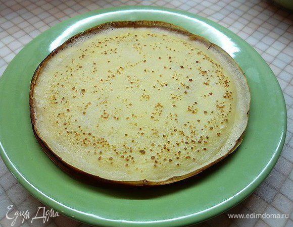 Тесто накрываем чистым кухонным полотенцем и оставляем на 30 минут. Затем выпекаем блинчики.