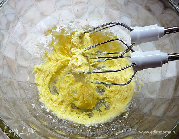 Для начинки растираем размягченное сливочное масло с сахаром, добавляем ванильный сахар и взбиваем миксером до получения пышной массы.
