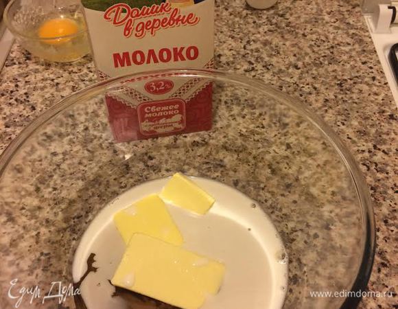 В миске смешать: молоко «Домик в деревне», сахар, масло, мед.