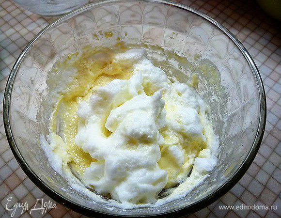 Добавляем взбитые в крепкую пену белки и аккуратно перемешиваем.