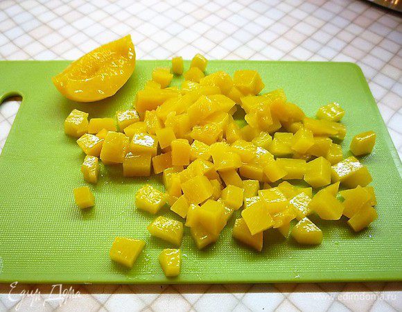 Персики нарезаем маленькими кубиками.