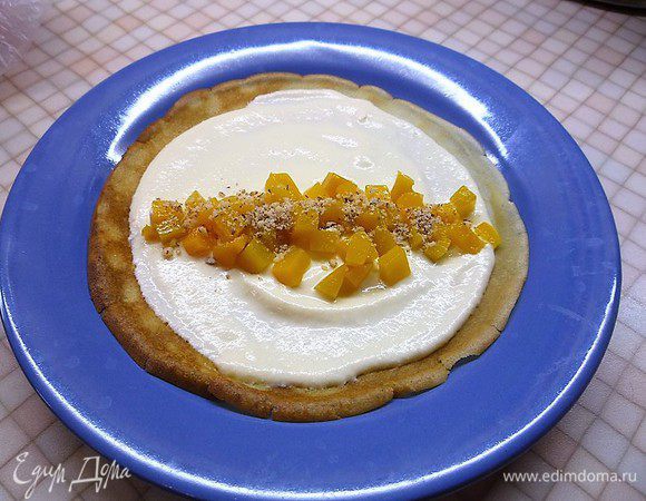 Блинчики смазываем творожным кремом, по центру выкладываем персики и посыпаем сверху молотыми грецкими орехами.