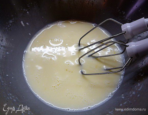 Для заливки в чашку наливаем молоко, добавляем сметану, сахар, 1 ст. ложку ликера, 1 яйцо, 1 желток и все хорошо перемешиваем.