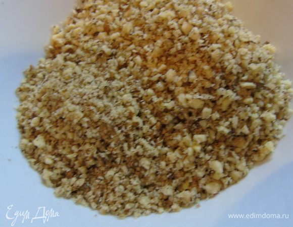 Орехи измельчите в блендере.