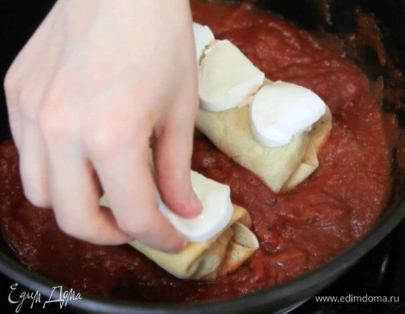 Сверху добавить моцареллу и убрать в духовку на 30 минут при температуре 190°С.