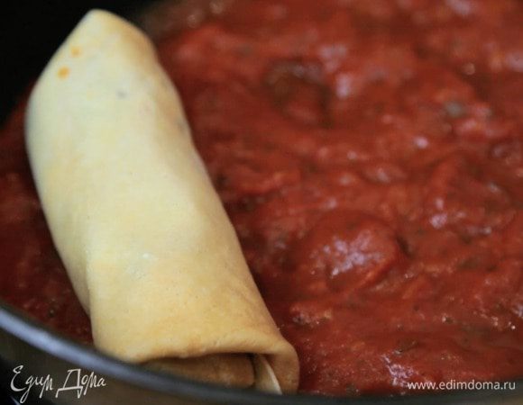 Выложить блины на томатный соус.