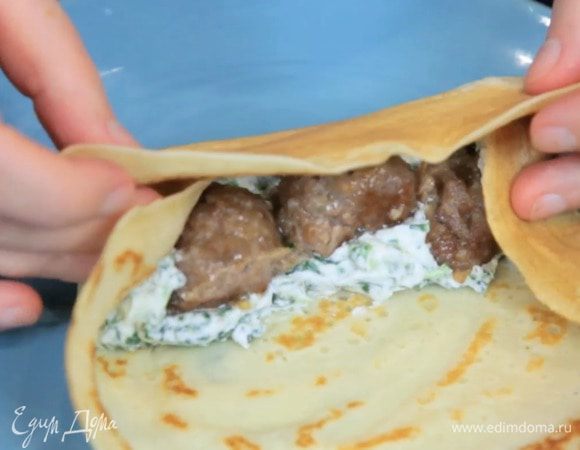 Свернуть блин в рулет.