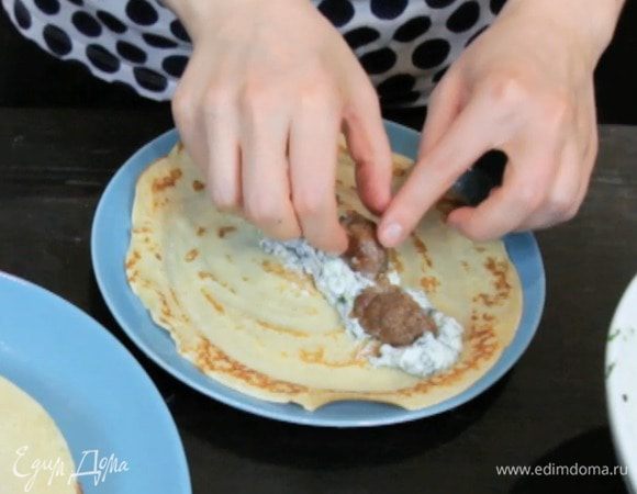 Сверху утопить половинки фрикаделек.