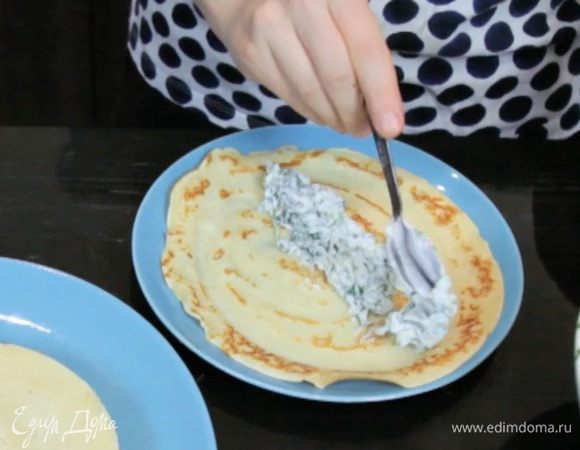 Выложить в центр блина сырную начинку.