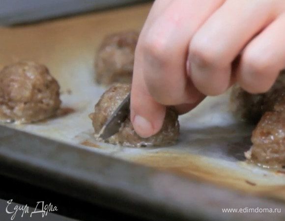 Разрезать фрикадельки на половинки.