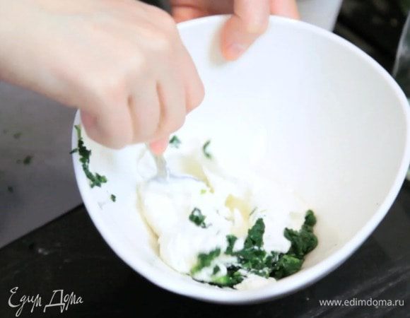 Смешать рикотту со шпинатом, мускатным орехом и солью, перцем по вкусу.