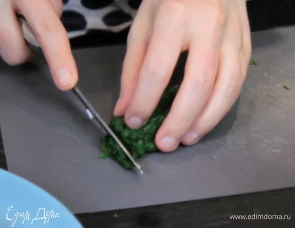 Мелко нарезать отжатый шпинат.