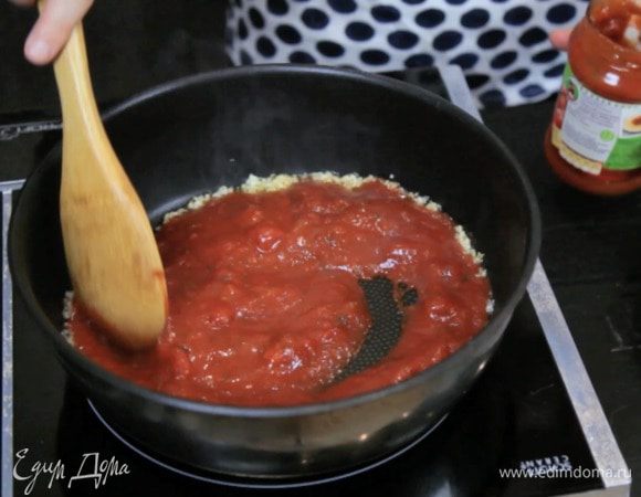 Вылить томатный соус и уварить его немного.
