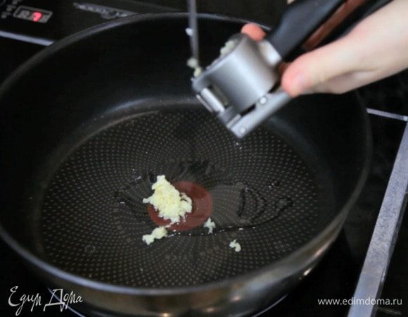 Разогреть масло и обжарить чеснок пару минут.