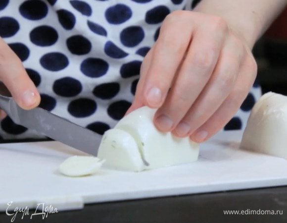 Нарезать моцареллу.