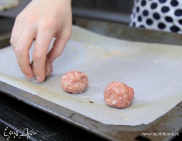 Выложить фрикадельки на противень и запечь 12 — 15 минут под грилем. 