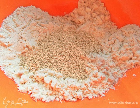 Смешать часть муки с дрожжами, так написано на моей упаковке.