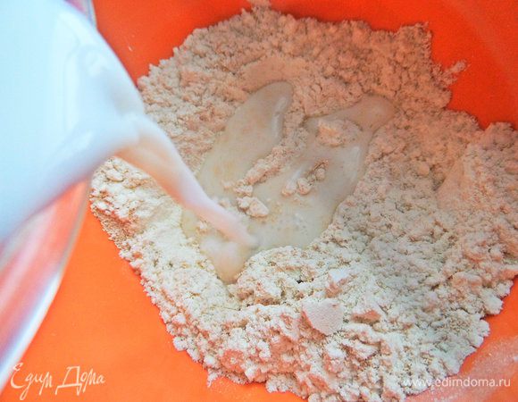 Влить теплое молоко. Можно пока не все.