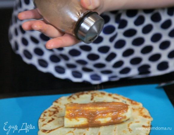 Затем посыпать приправой 5 специй по вкусу.