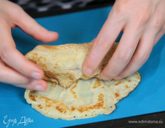 Свернуть блинчик в рулет.