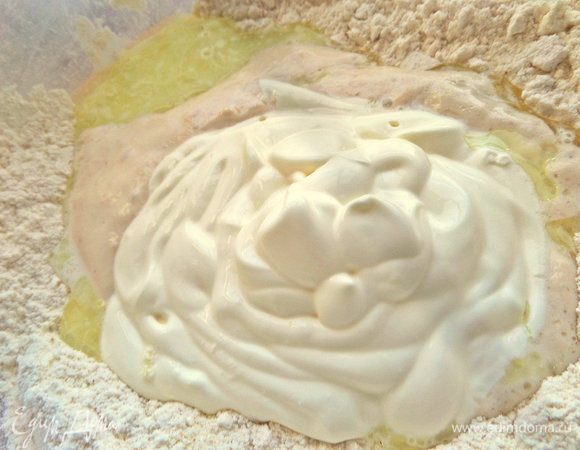 Добавить сметану, остатки молока, оливковое масло.