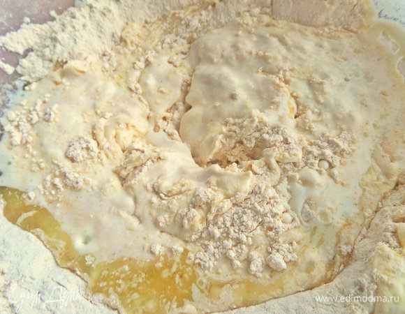 Остальную муку подсыпать.