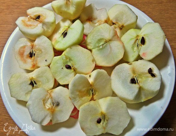 Пока готовим начинку. Яблоки очистить.