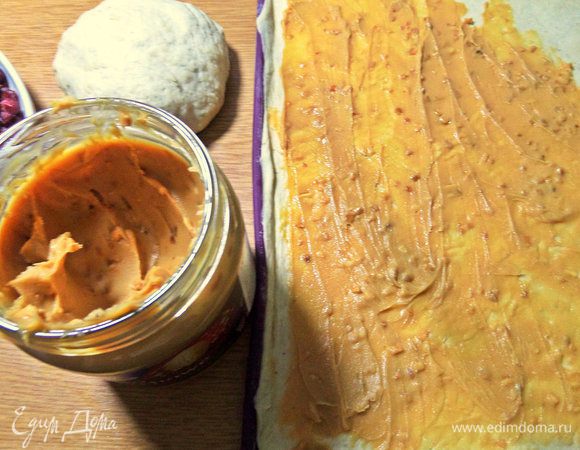 Раскатать две трети теста или половину в пласт. У меня заняло весь коврик 30 на 34 см. Намазать арахисовой пастой. Всего ушло половина банки.