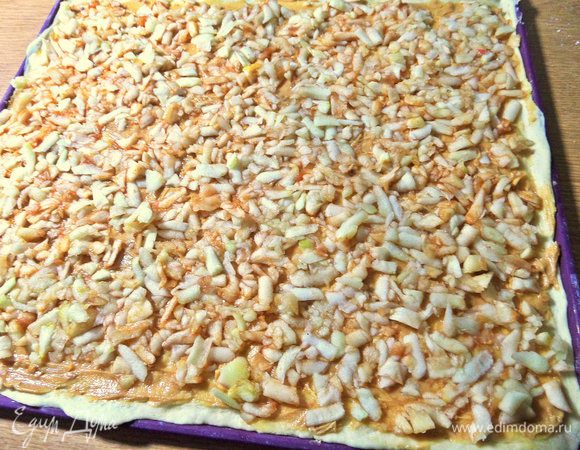 Теперь тертые яблоки.