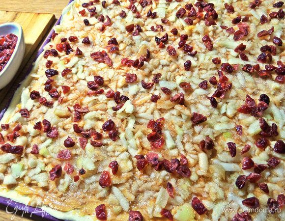 Посыпать клюквой.