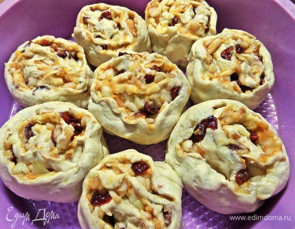 Перенести заготовки булочек в форму. Тесто такое нежное, что трудно его расправить.