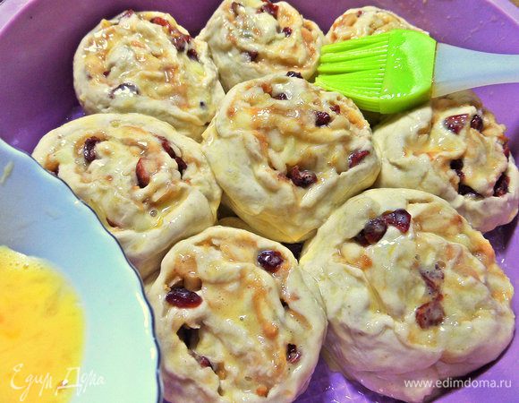 Смазать взбитым яйцом.