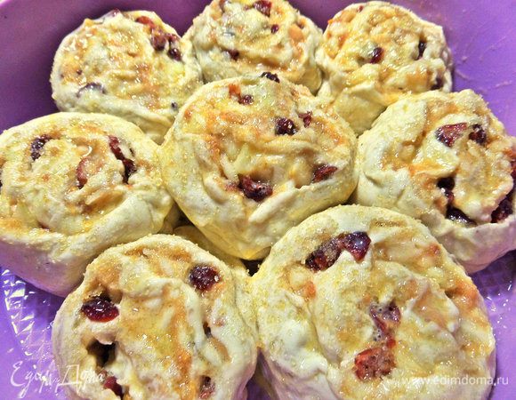 Слегка присыпать коричневым сахаром. Дать расстояться, пока делаем рулет.